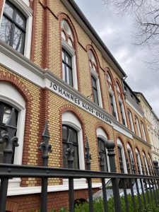 Fronansicht eines Backsteingebäudes mit dem Schriftzug Johannes Klais Orgelbau