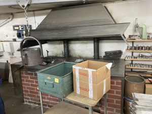 Kessel und Schmelzherd aus Backstein mit Kisten davor