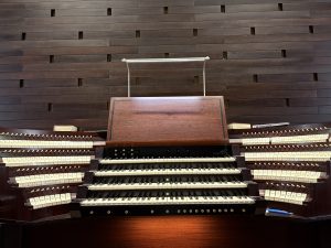 Spieltisch einer Orgel