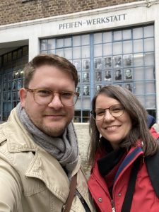Selfie von Marius und Michaela im Innenhof der Orgelbaufirma Klais