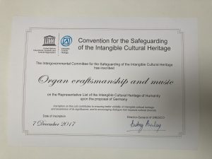 Urkunde der UNESCO zur Verleihung des Titels immaterielles Kulturerbe Orgelbau und Orgelmusik