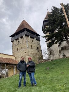 Ania und Sebastian Bethge vor der Kirchenburg Trappold