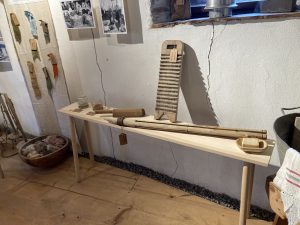 Altertümliche Waschutensilien: Waschbrett, Seife