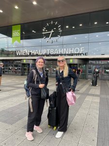 Katharina und Beatrix vor dem Wiener Hauptbahnhof