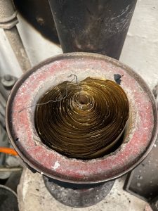 Gold aufgerollt in einer Form