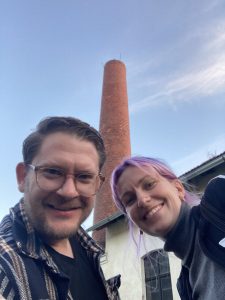Selfie Marius und Katharina mit Ziegelturm im Hintergrund